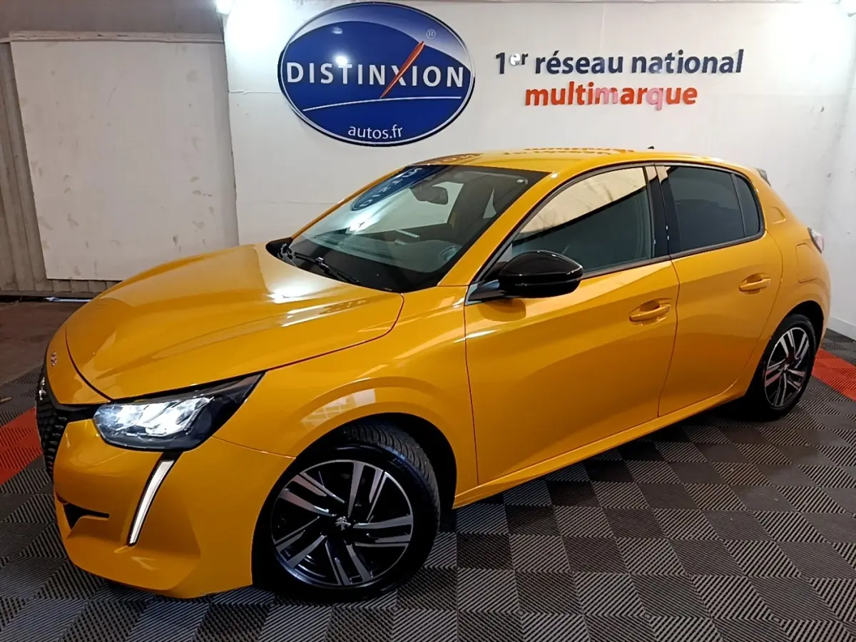 Peugeot 208 jaune vue 3/4 avant droit, feux LED allumés et jantes alliage noires distinctives.