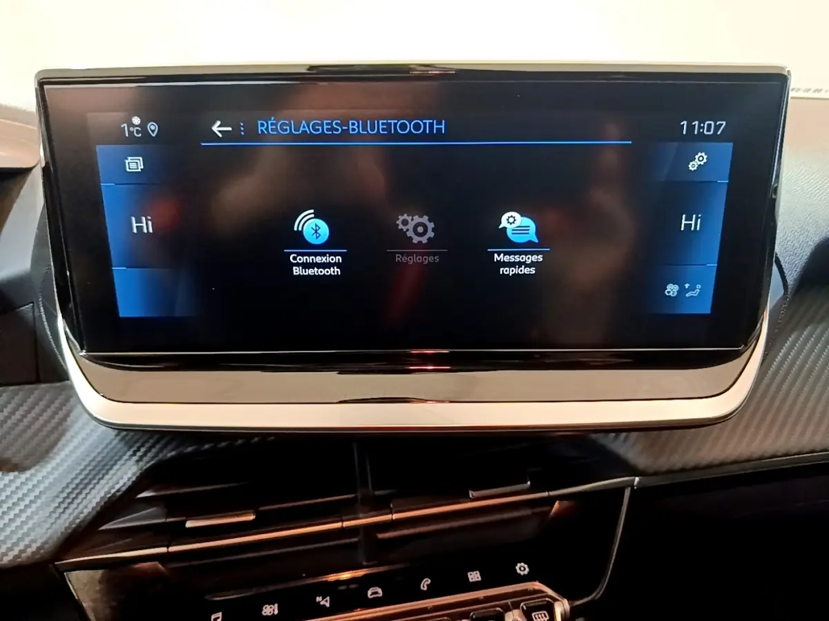 Écran tactile central de la Peugeot 208 PureTech 100 S&S Allure Pack 2023 affichant les réglages Bluetooth.