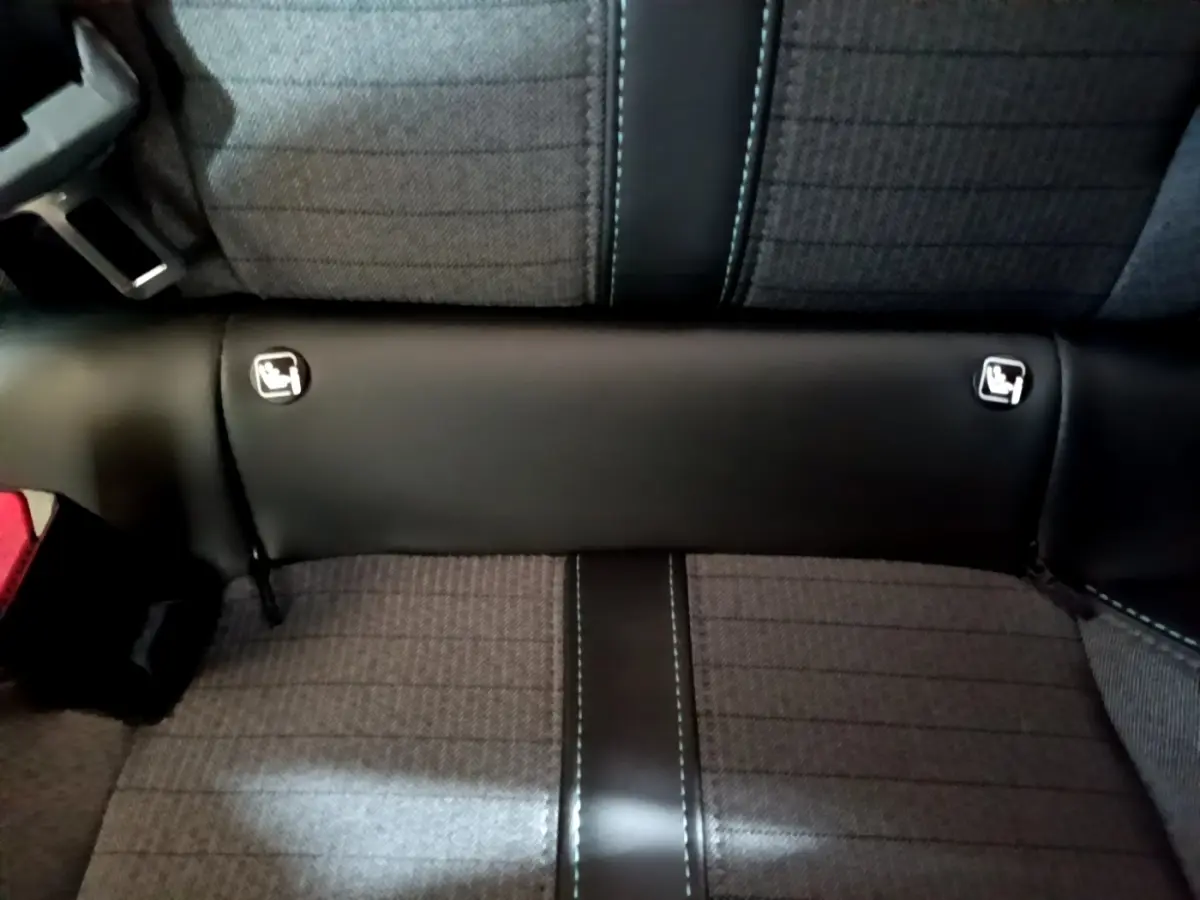 Vue rapprochée de la banquette arrière grise et noire de la Peugeot 208 PureTech 100 S&S Allure Pack avec fixations Isofix visibles.