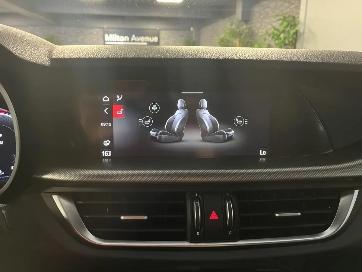 Écran central intérieur de l'Alfa Romeo Stelvio 2024 montrant le réglage des sièges chauffants.