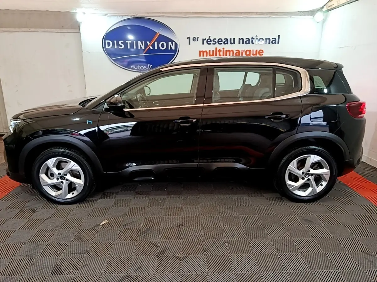 Vue de profil côté gauche d'un Citroën C5 Aircross hybride rechargeable noir, avec jantes alliage et toit noir.