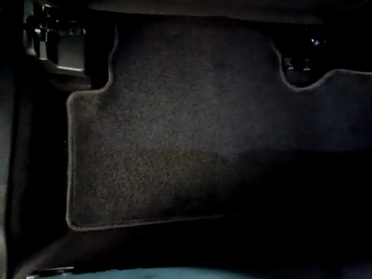 Tapis de sol noir en gros plan à l'intérieur d'un Citroën C5 Aircross hybride rechargeable 2022.