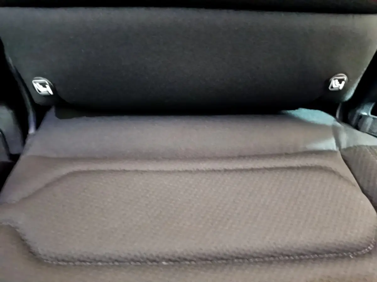 Gros plan sur la banquette arrière noire du Citroën C5 Aircross hybride rechargeable, montrant les fixations Isofix.