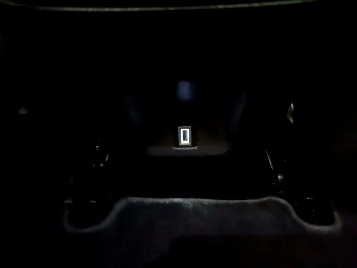 Prise USB éclairée dans l'espace de rangement réfrigéré de la console centrale du Citroën C5 Aircross noir hybride rechargeable.