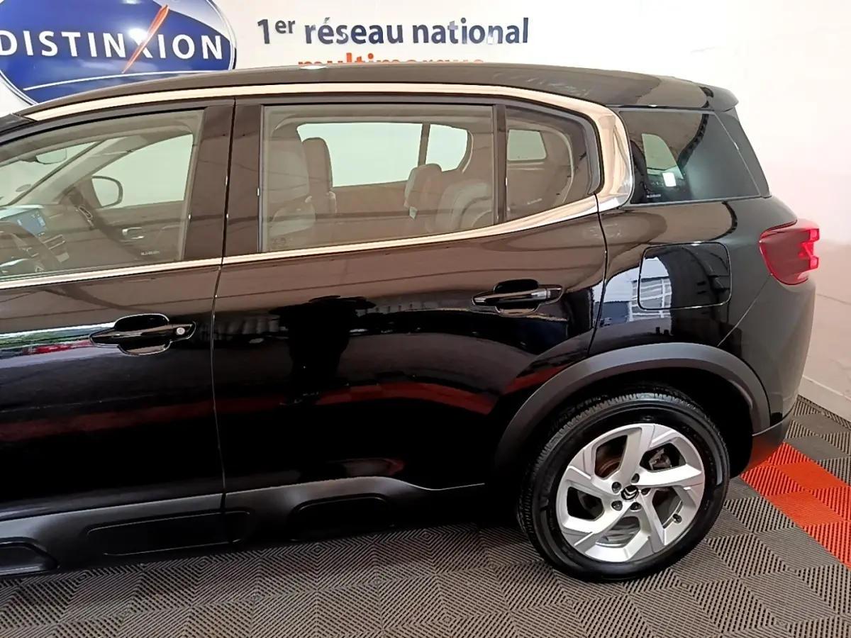 Vue latérale côté droit du Citroën C5 Aircross hybride rechargeable noir, mettant en valeur les jantes et les lignes du SUV.