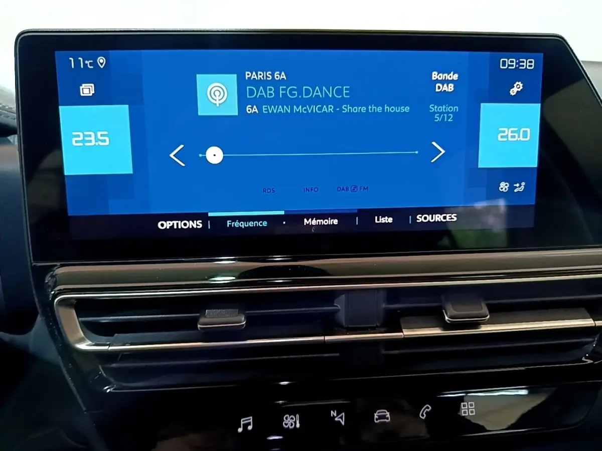Écran tactile central affichant la radio DAB dans l'habitacle du Citroën C5 Aircross hybride noir, vue de face.