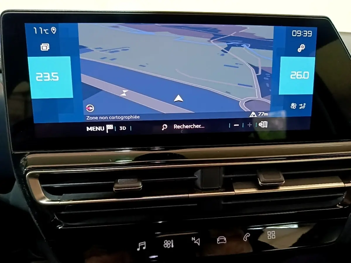 Écran tactile central affichant la navigation du Citroën C5 Aircross hybride rechargeable 2022, intérieur noir brillant.