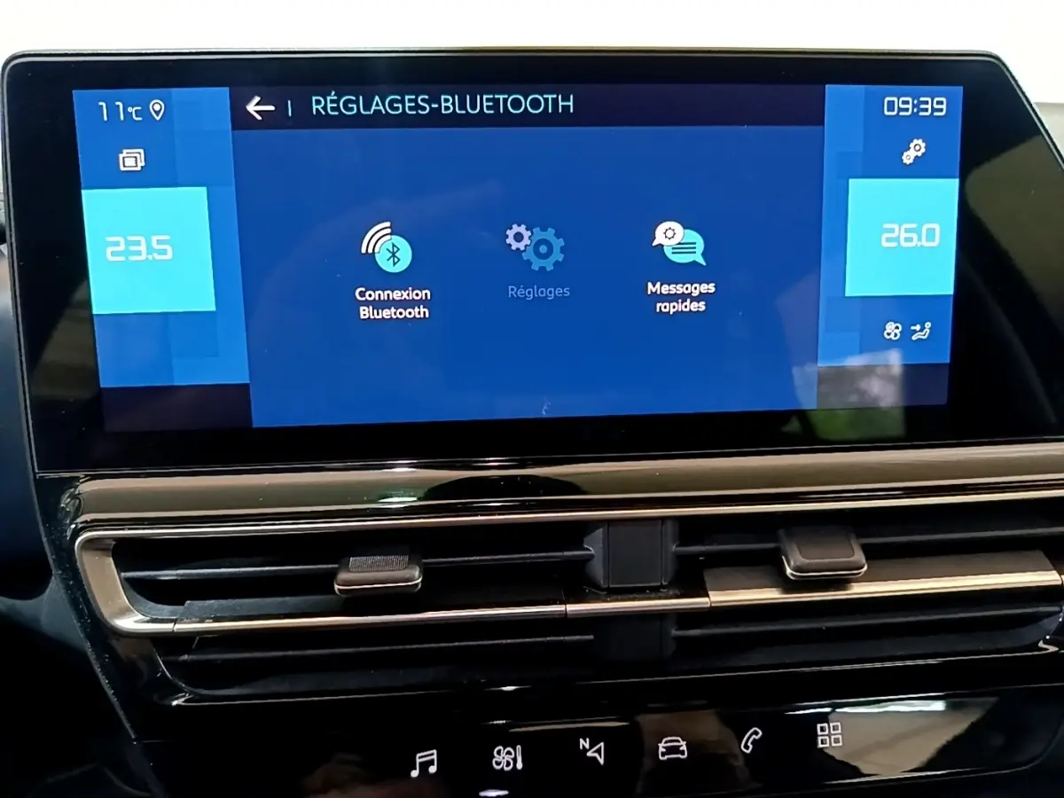 Écran tactile central du tableau de bord du Citroën C5 Aircross hybride, affichant les réglages Bluetooth et la climatisation.
