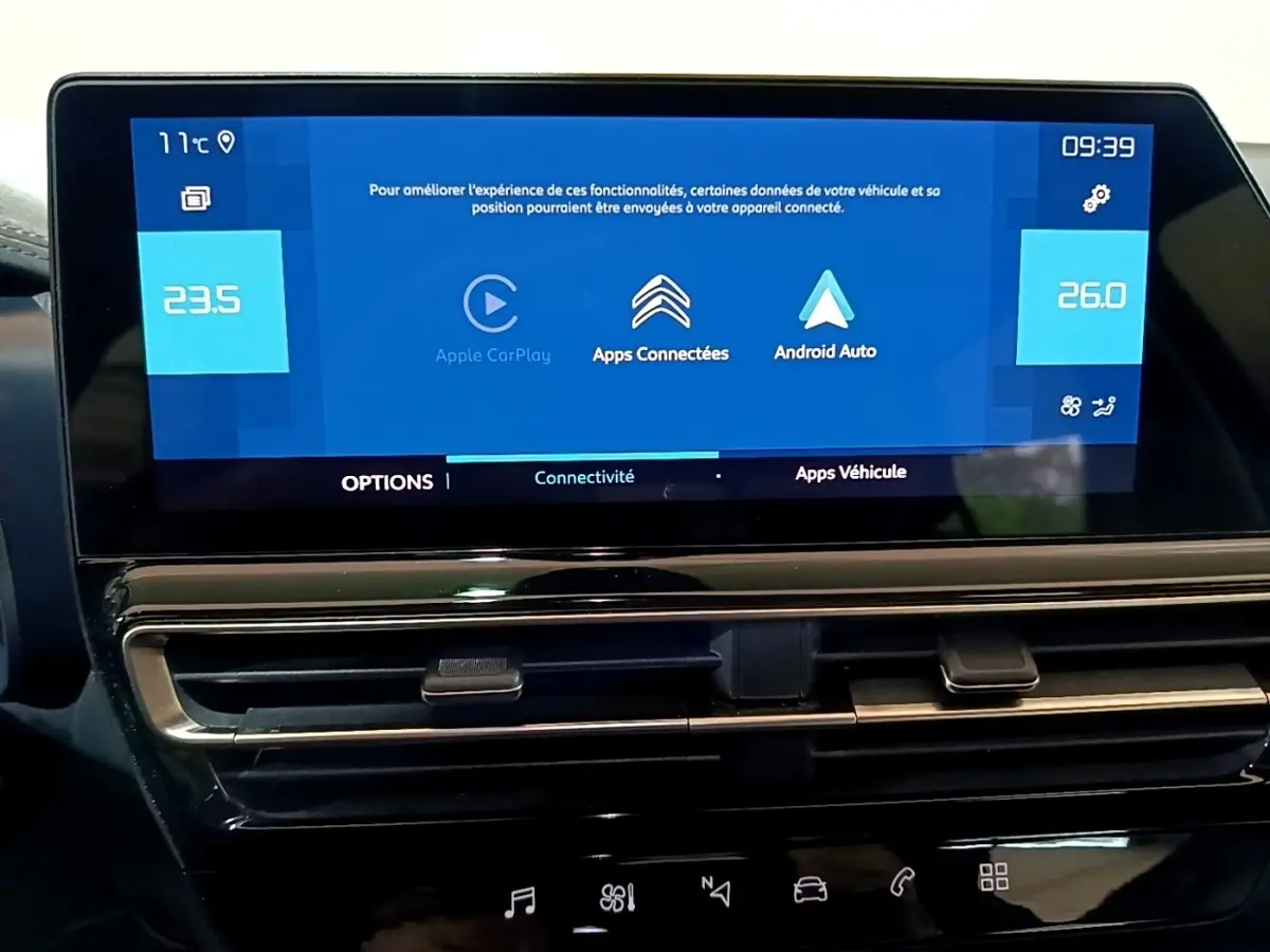 Écran tactile central affichant Apple CarPlay et Android Auto dans le tableau de bord noir du Citroën C5 Aircross hybride.