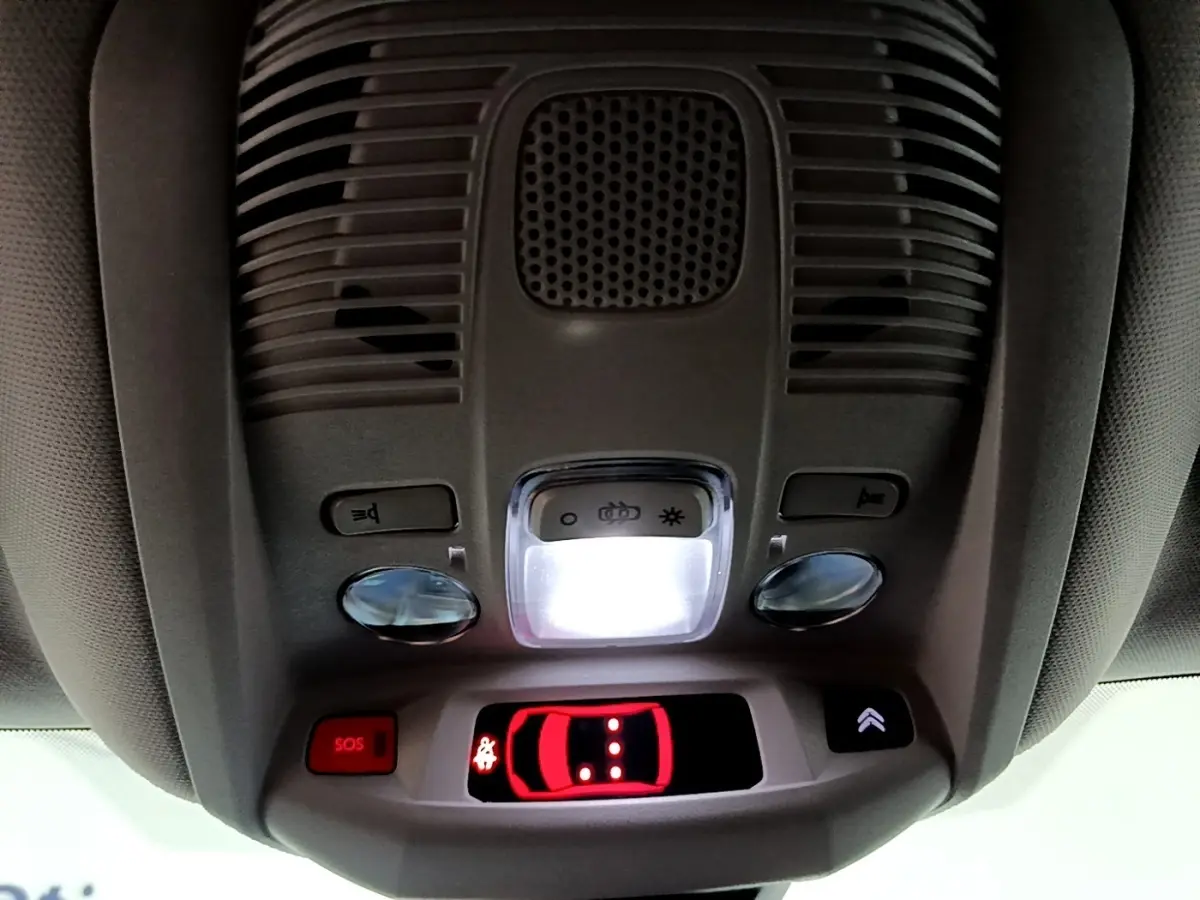 Vue intérieure en gros plan du plafonnier avec éclairage et bouton SOS du Citroën C5 Aircross hybride rechargeable noir.