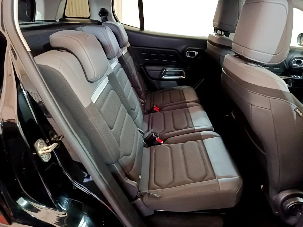 Vue intérieure côté gauche des sièges arrière gris et noir du Citroën C5 Aircross hybride rechargeable 2022, porte ouverte.