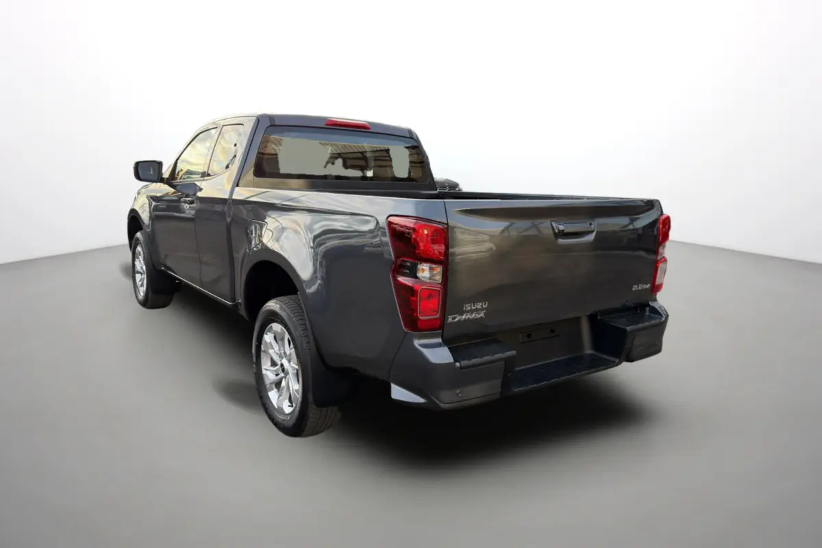 Vue 3/4 arrière gauche d'un Isuzu D-MAX 2.2 TD 164 Space Evolution gris obsidian avec jantes alu 18 pouces.