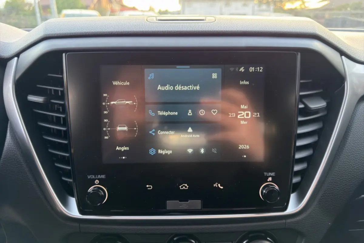 Écran tactile central du tableau de bord de l'Isuzu D-MAX 2026 avec interface Android Auto et Apple CarPlay.