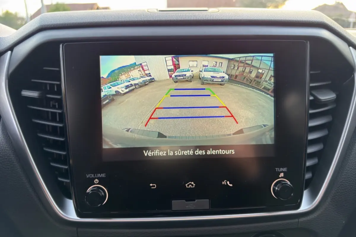 Écran tactile intérieur du tableau de bord affichant la caméra de recul du pick-up Isuzu D-MAX gris obsidian.