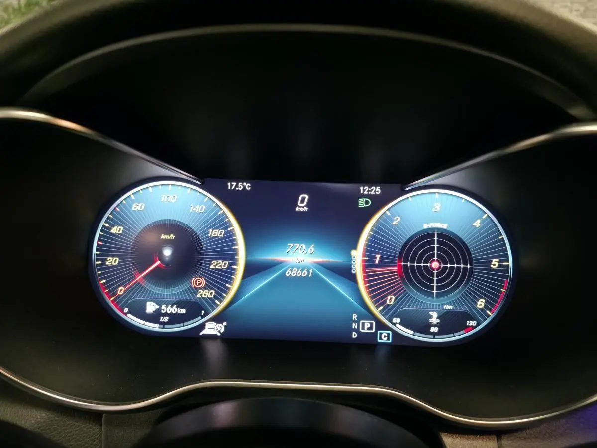 Combiné d'instruments digital bleu de la Mercedes Classe C Coupé AMG Line, affichage vitesse et puissance moteur.