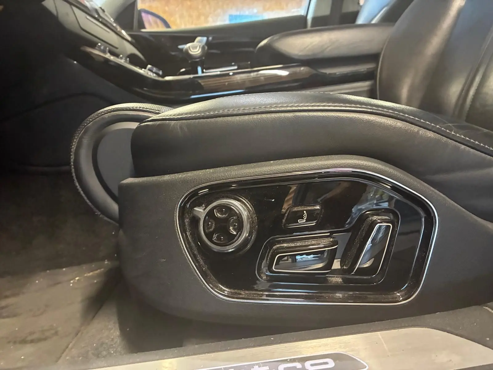 Détail des commandes de réglage électrique du siège avant en cuir noir de l'Audi A8 3.0 TDI 2016.