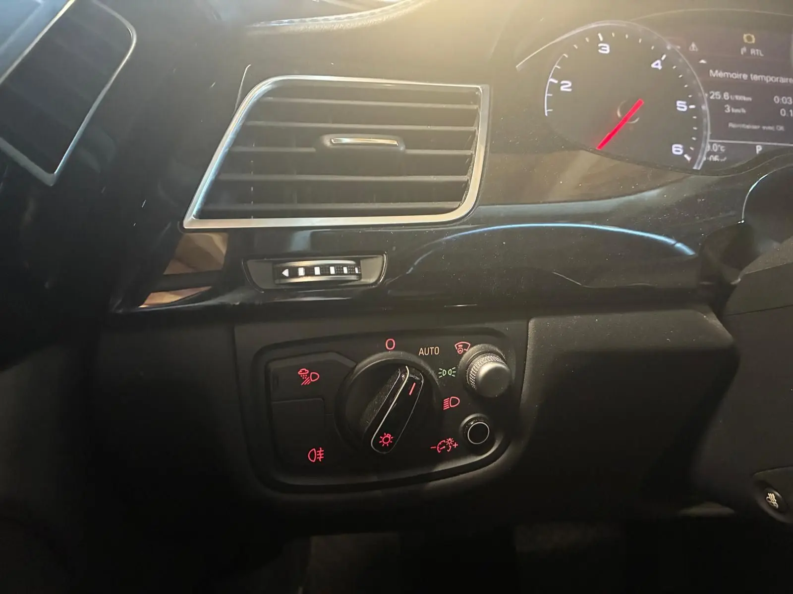 Détail intérieur côté gauche du tableau de bord noir de l'Audi A8 3.0 TDI 2016 avec commandes d'éclairage et ventilation.