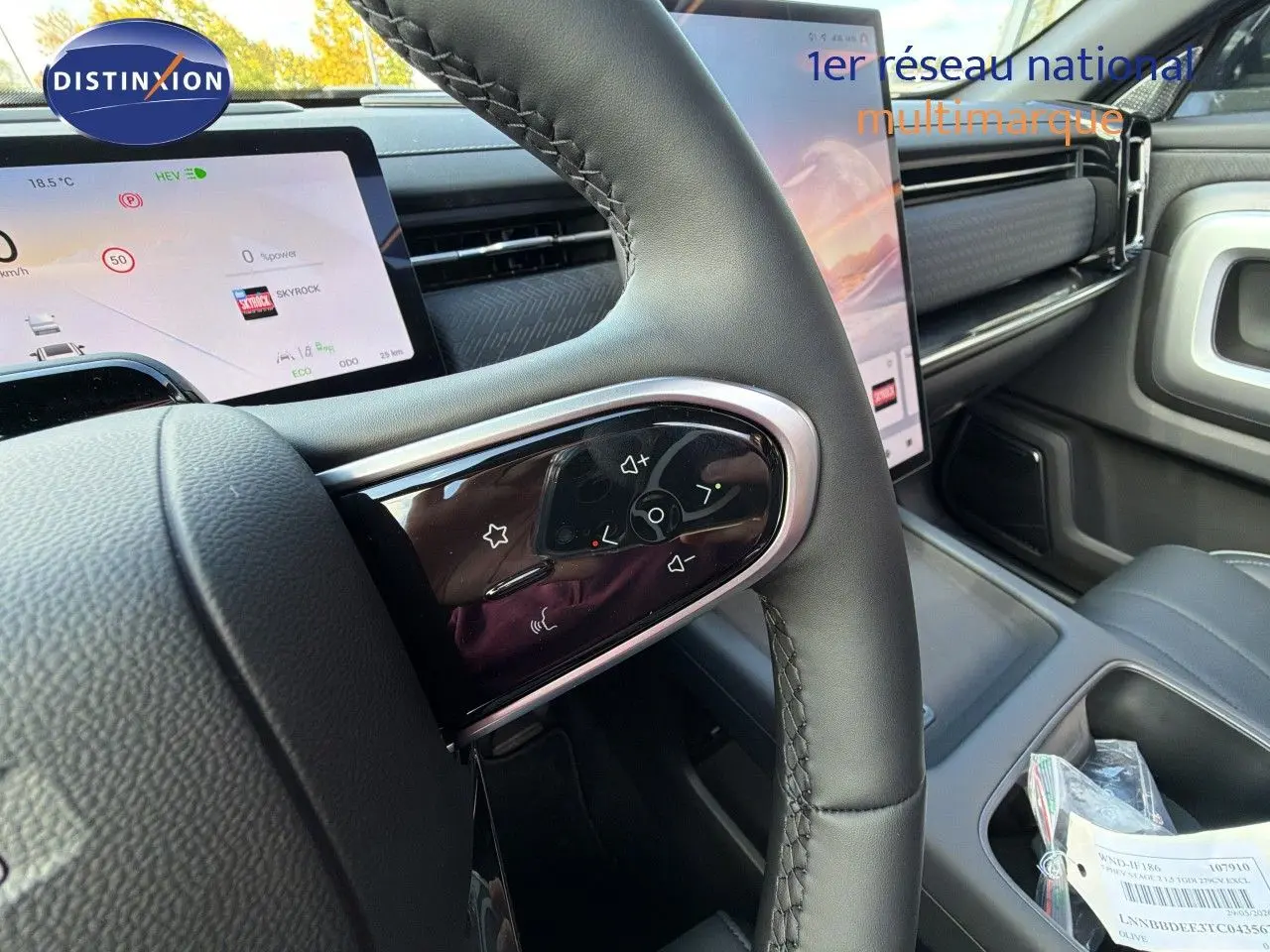 Vue intérieure rapprochée du volant cuir noir et des écrans digitaux du tableau de bord du JAECOO J7 2026.