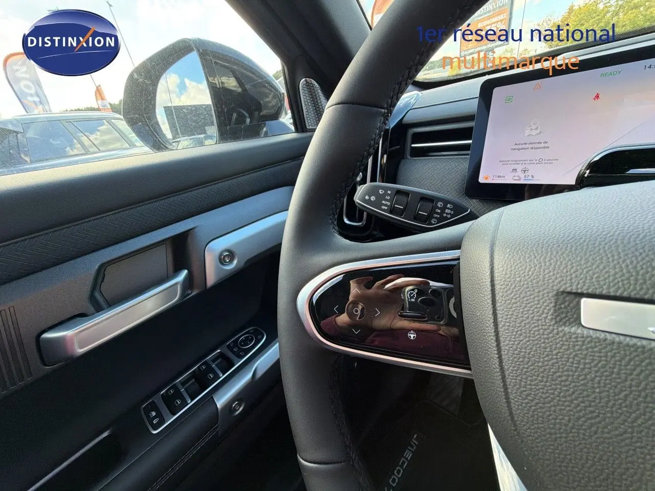 Vue intérieure côté conducteur du JAECOO J7 2026, volant cuir noir avec commandes intégrées et écran tactile digital.