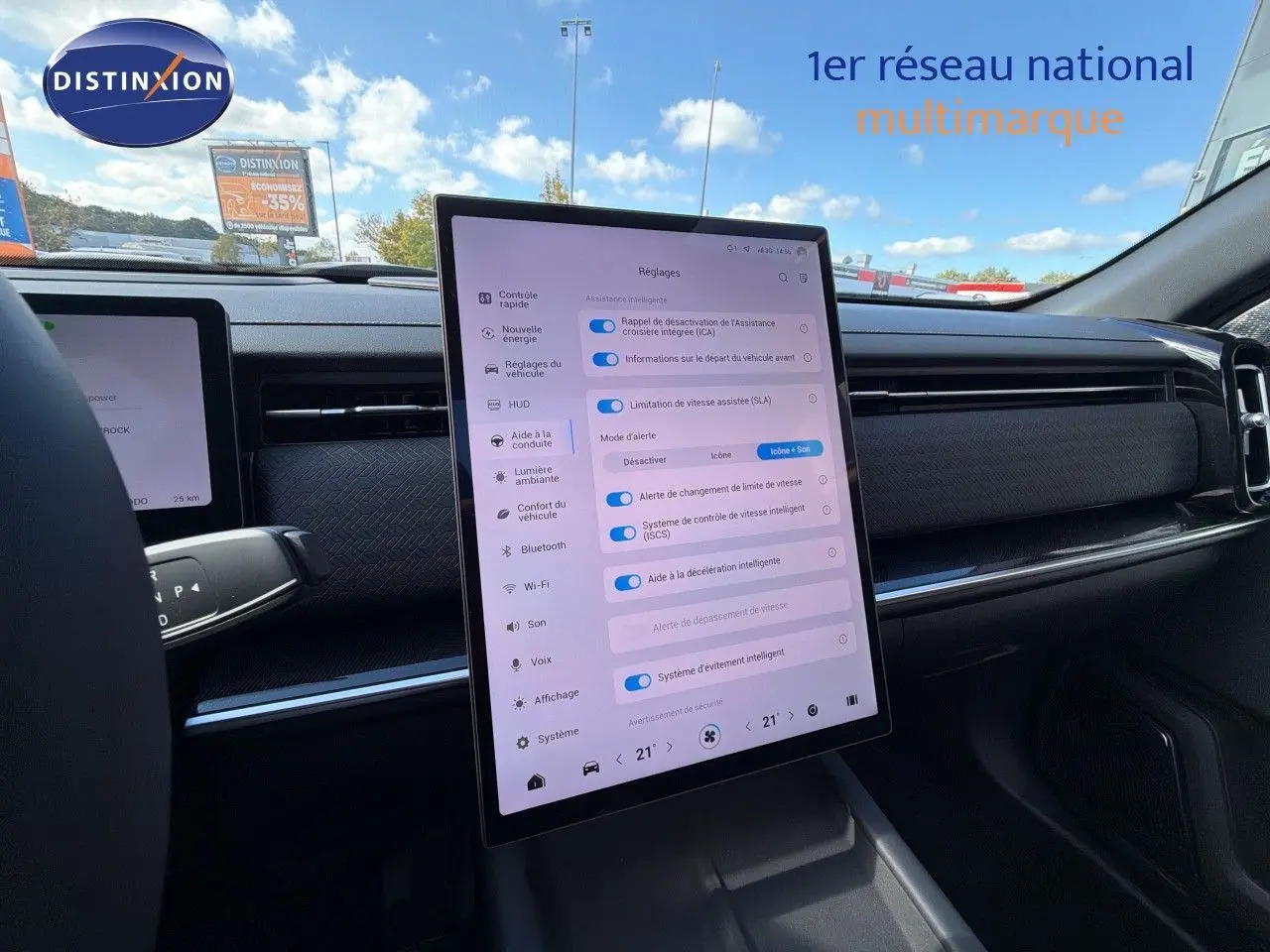 Vue intérieure centrée sur l’écran tactile vertical du tableau de bord du JAECOO J7 1.5 TGDI PHEV 279CH EXCLUSIVE.