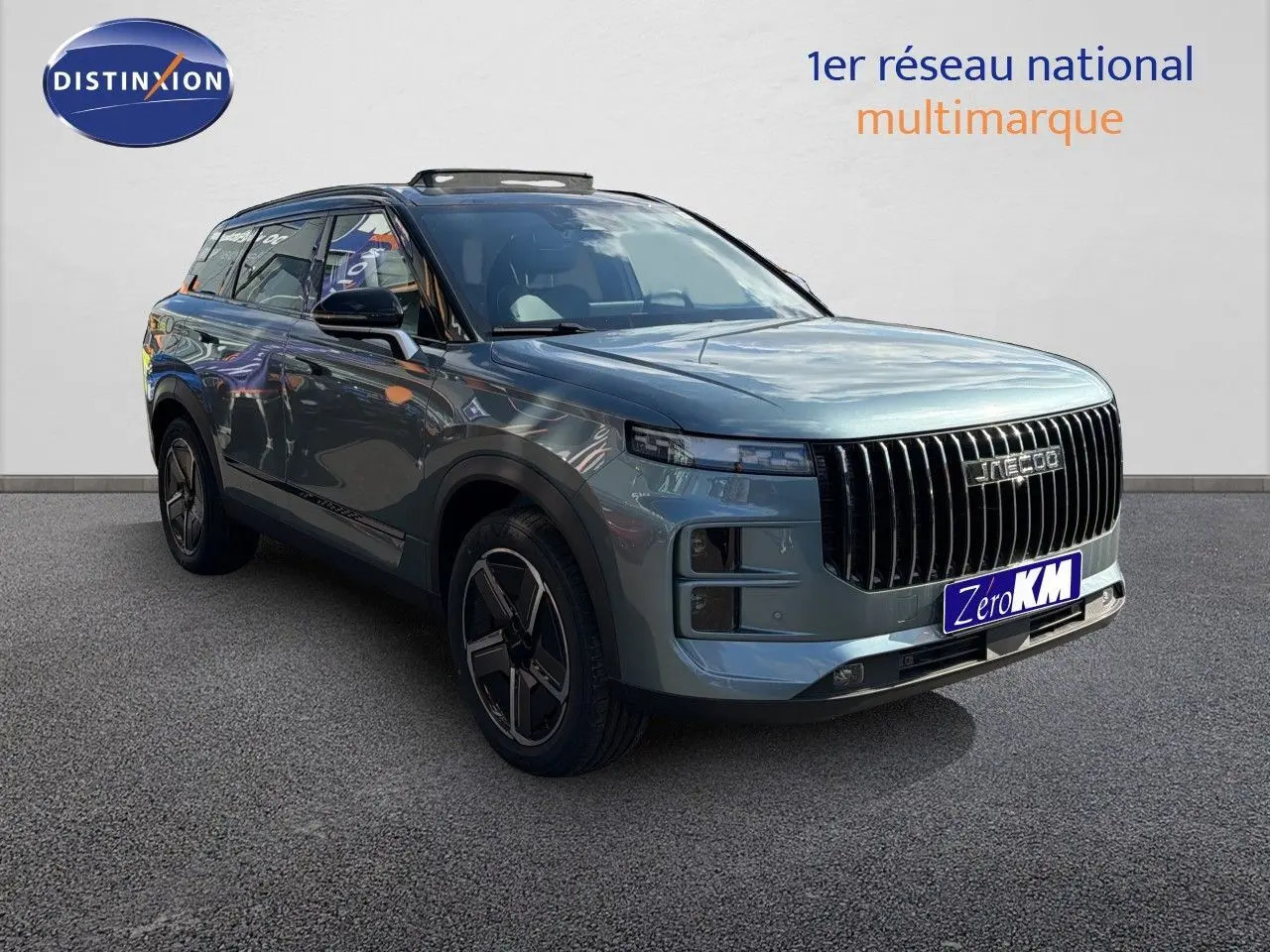 Vue 3/4 avant du SUV JAECOO J7 hybride rechargeable en olive grey metal avec toit noir et calandre verticale noire.