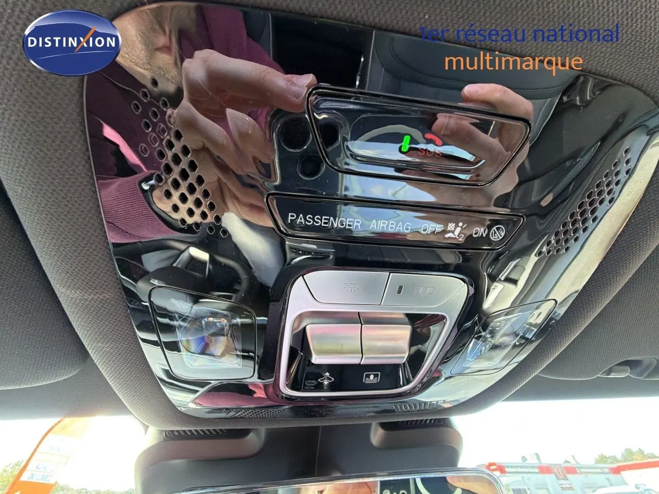 Vue en gros plan du plafonnier intérieur noir brillant du JAECOO J7 avec commandes d’éclairage et indicateur airbag passager.