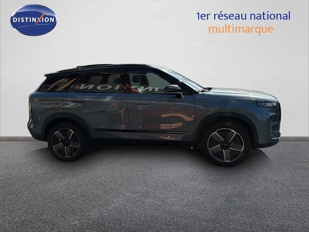 Vue de profil côté gauche du SUV JAECOO J7 hybride olive gris métallisé avec toit noir et jantes modernes.