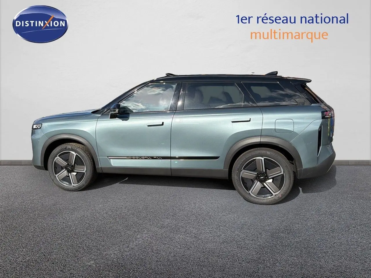 Vue de profil côté gauche du SUV JAECOO J7 hybride rechargeable en olive grey metal avec toit noir et jantes modernes.