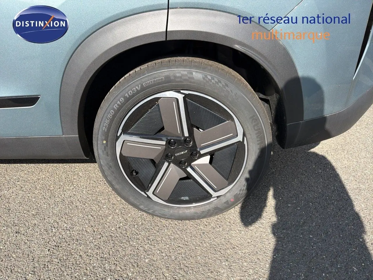 Gros plan sur la roue avant gauche du JAECOO J7 olive grey metal avec jante noire et grise au design moderne.