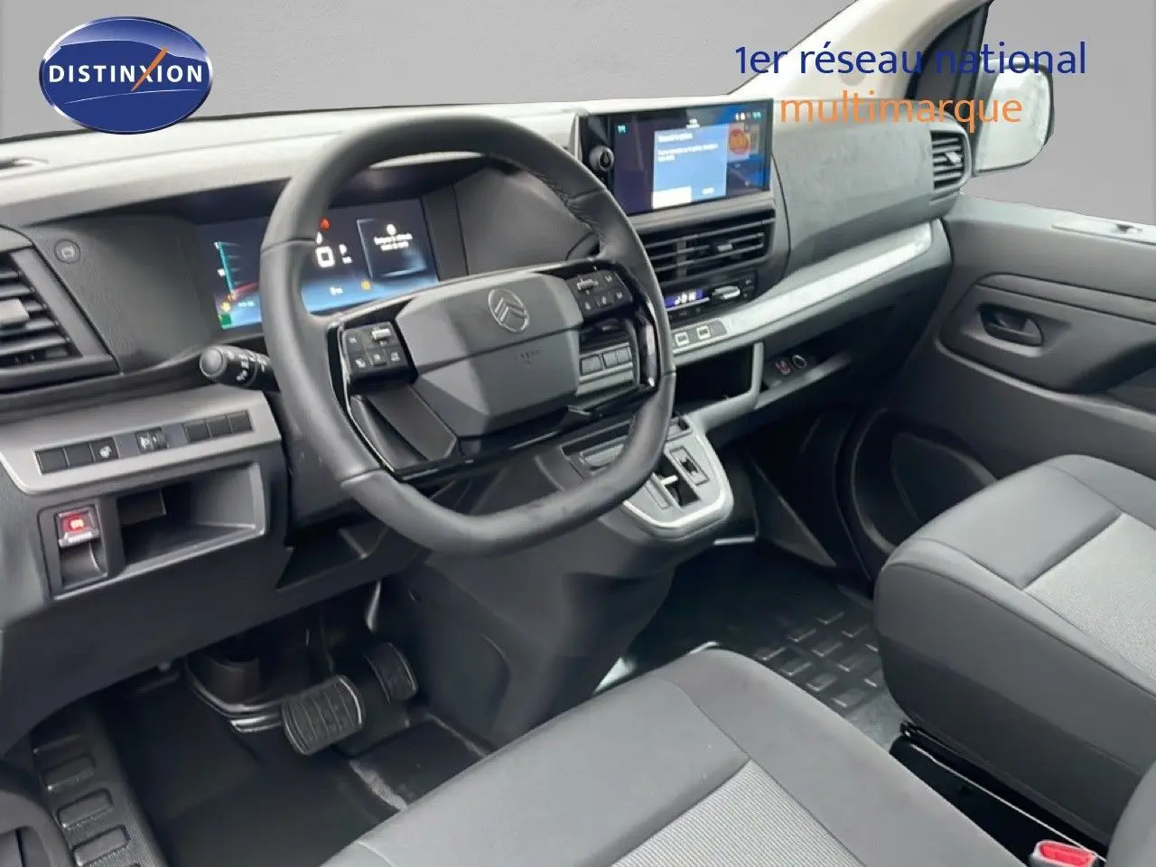 Vue intérieure côté conducteur du Citroën Jumpy Cabine Approfondie gris titane, avec tableau de bord numérique et volant multifonction.