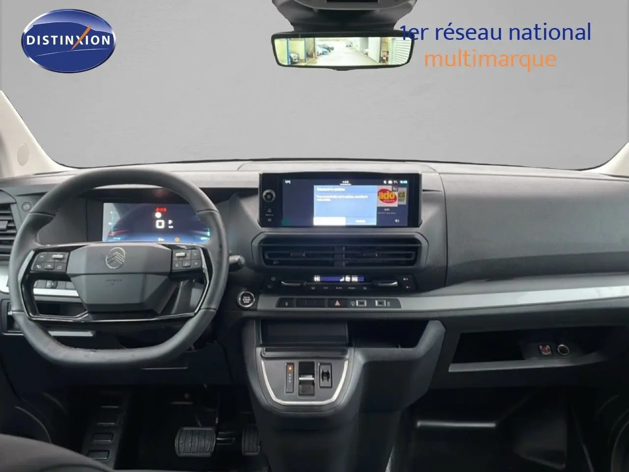 Vue intérieure du tableau de bord et volant du Citroën Jumpy Cabine Approfondie gris titane, avec écran tactile central.