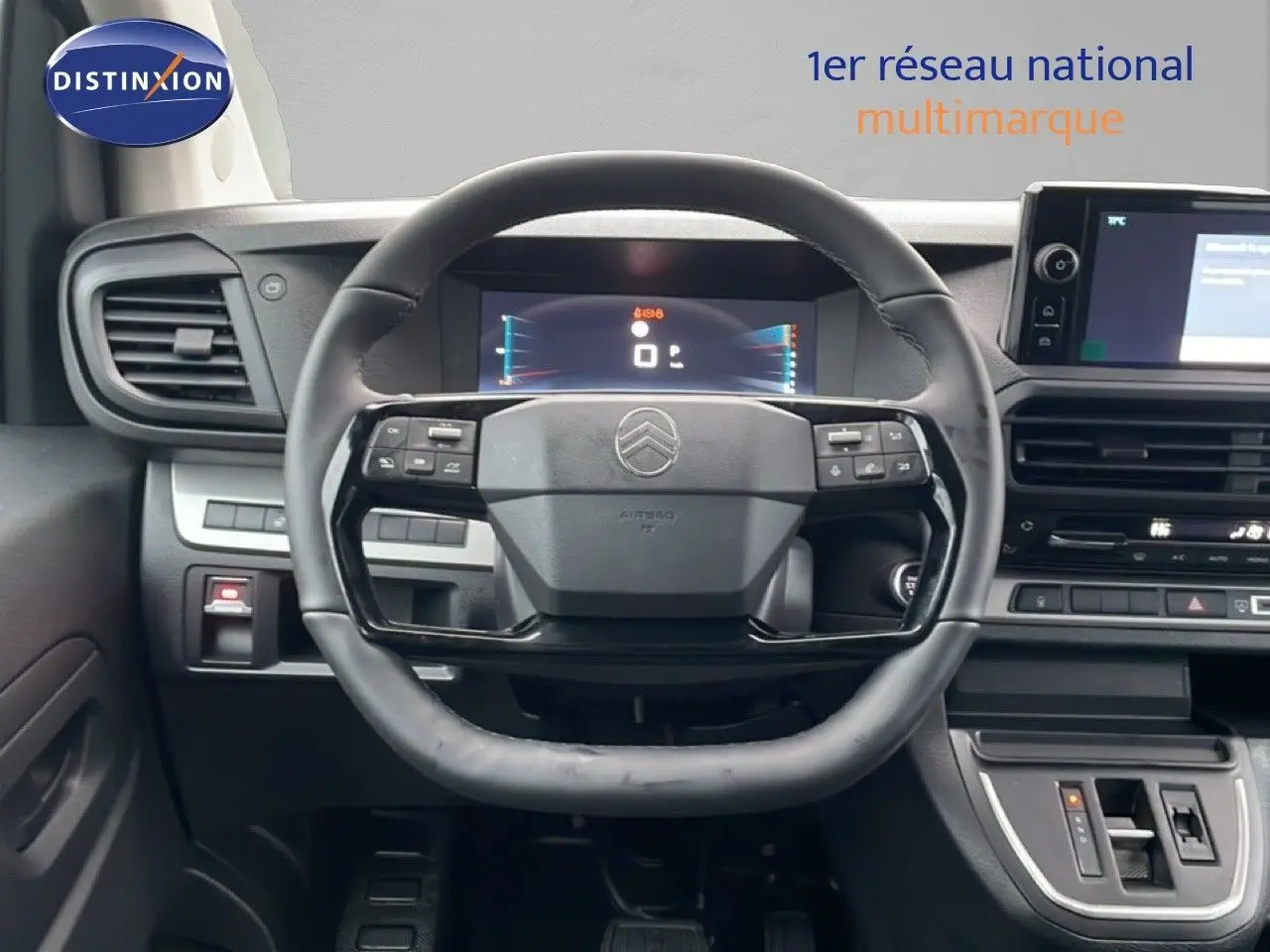 Vue intérieure centrée sur le volant multifonction du Citroën Jumpy cabine approfondie 2025, tableau de bord numérique visible.