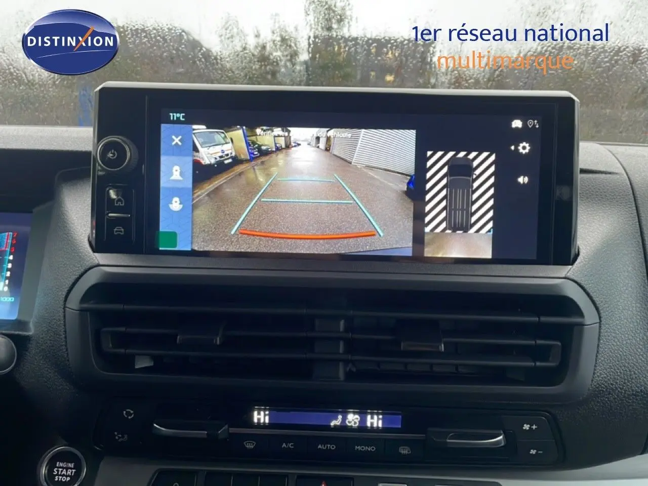 Écran central affichant la caméra de recul du Citroën Jumpy Cabine Approfondie gris titane, vue intérieure frontale.