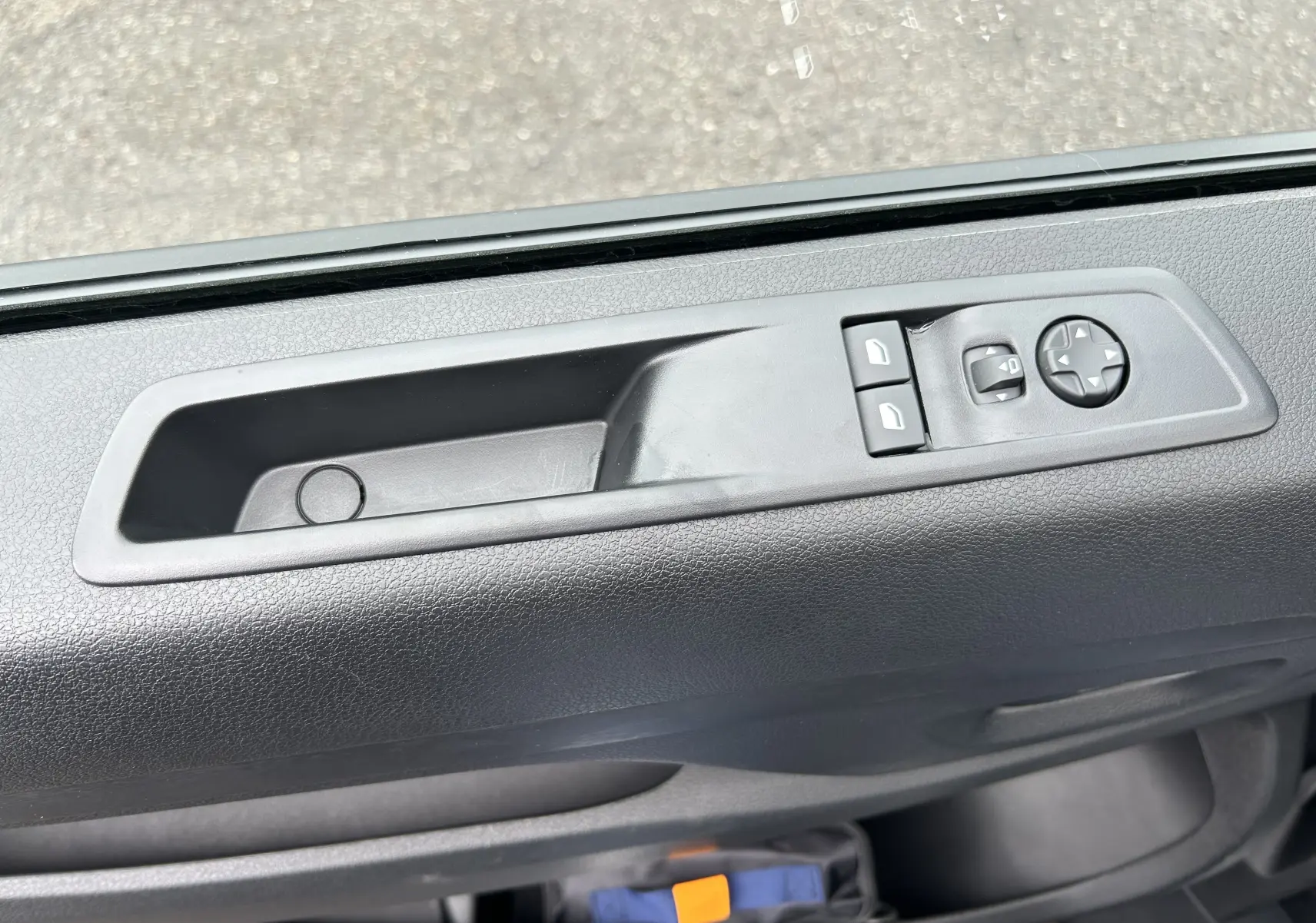 Gros plan sur la commande de lève-vitres et réglage des rétroviseurs côté conducteur du Citroën Jumpy Cabine Approfondie gris titane.