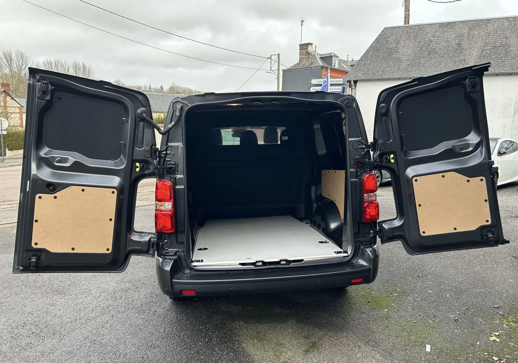 Vue arrière du Citroën Jumpy Long L3 gris titane avec portes battantes ouvertes montrant l’espace de chargement vide.