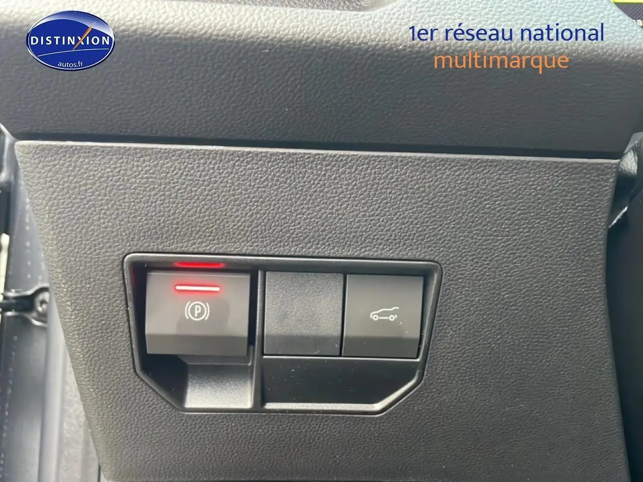 Gros plan sur les commandes de frein à main électronique et ouverture du coffre du Dacia Bigster gris schiste, intérieur côté conducteur.