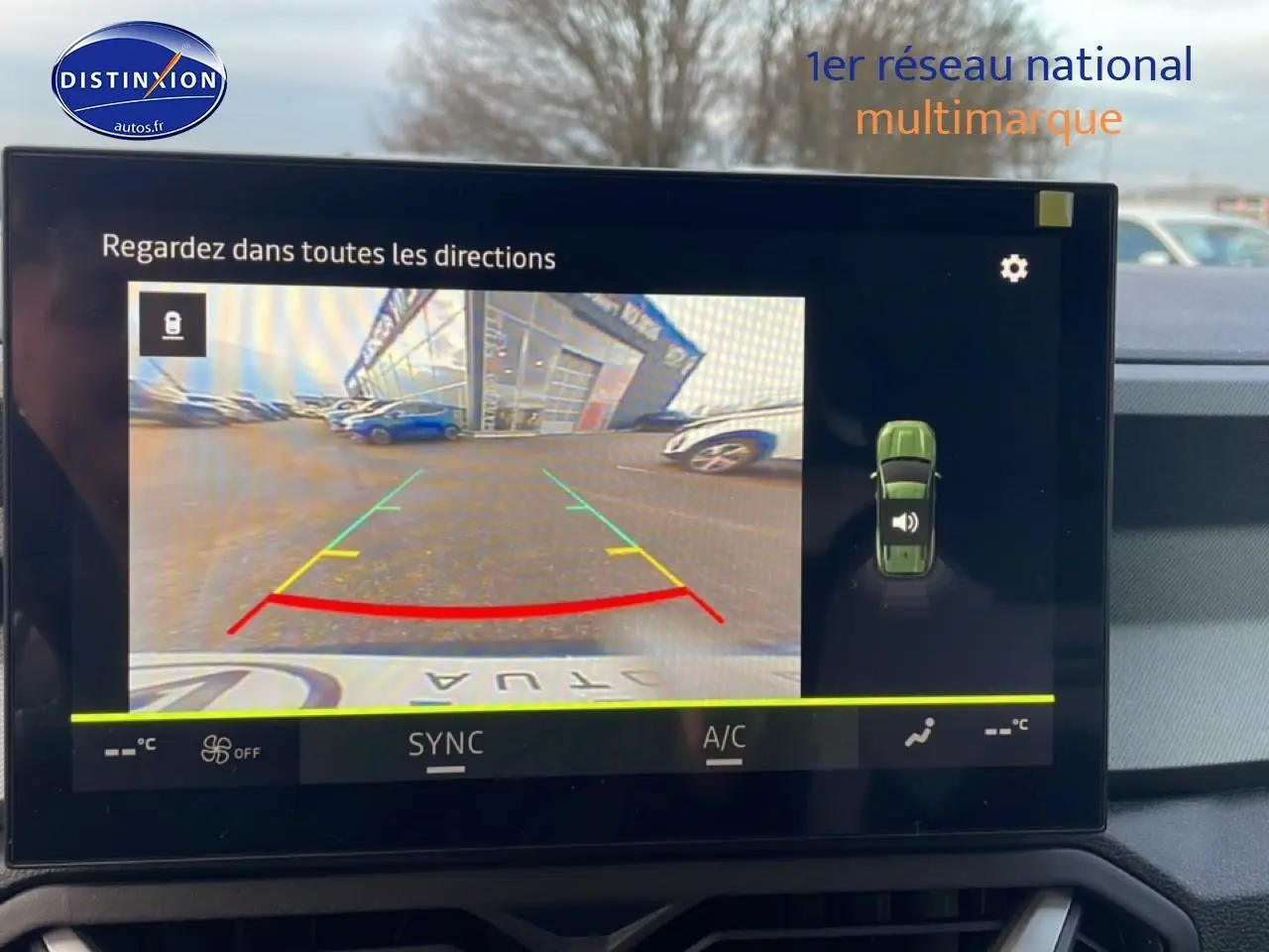 Vue de l'écran central montrant la caméra de recul du Dacia Bigster gris schiste en stationnement.