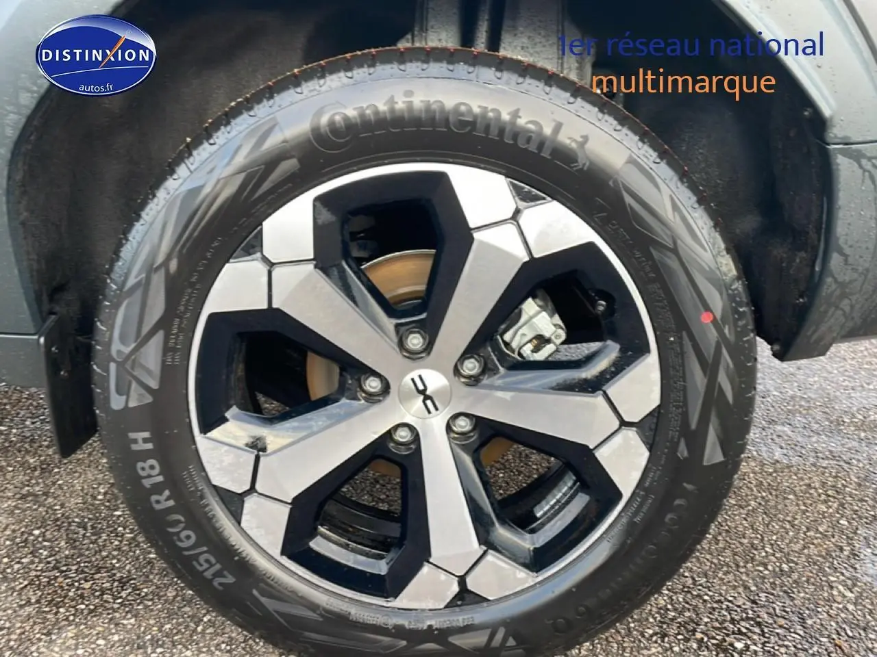 Gros plan sur la jante alliage diamantée 18 pouces du Dacia Bigster gris schiste, roue avant droite visible.