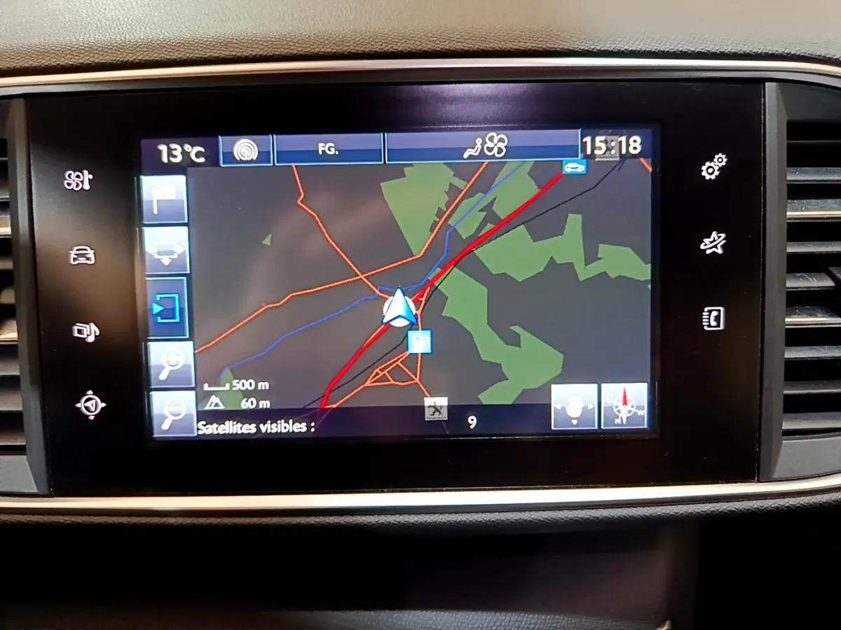 Écran tactile de navigation 9,7 pouces de la Peugeot 308 GT Line 2016, affichant une carte en couleur.