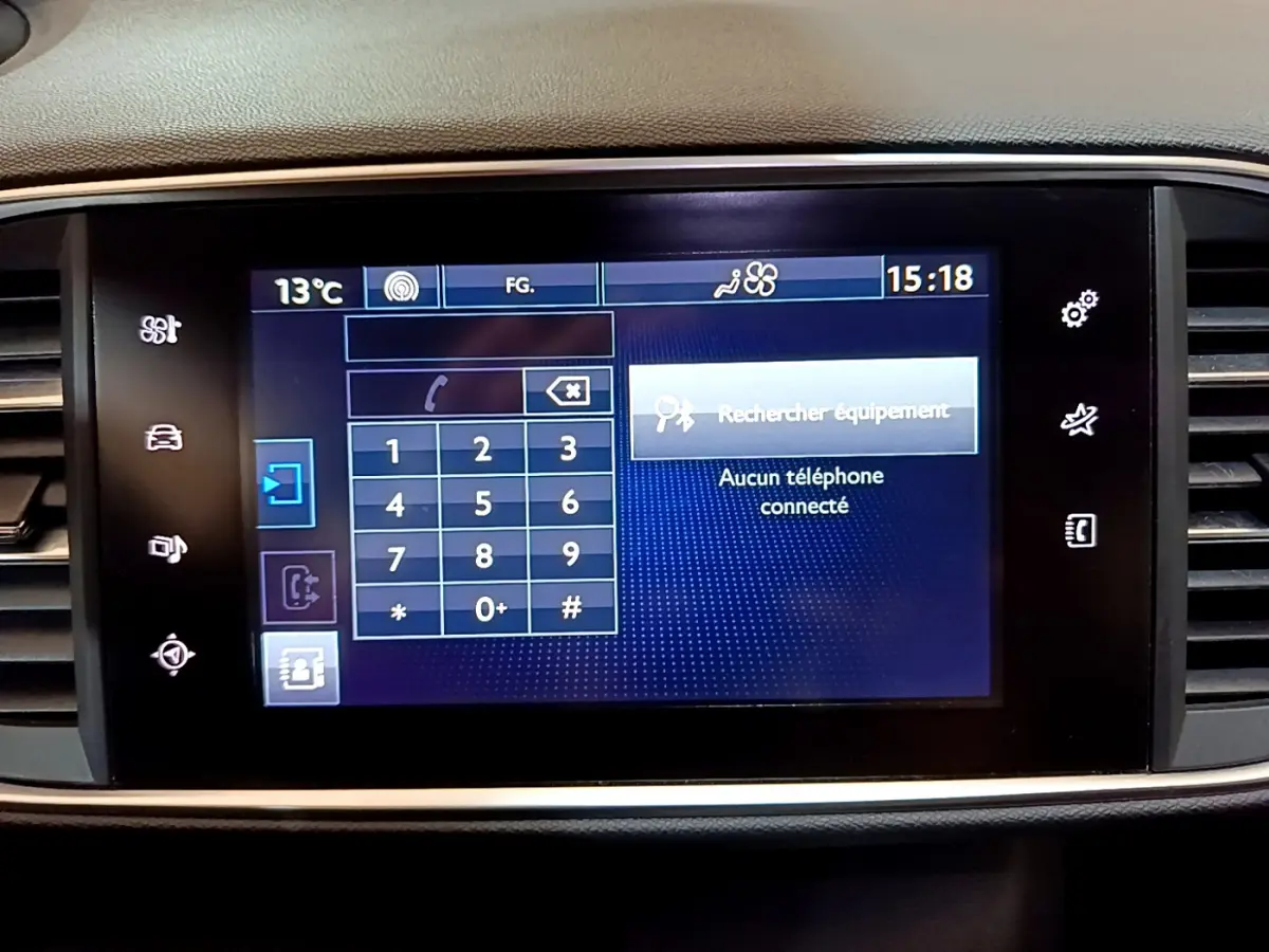 Écran tactile central de la Peugeot 308 GT Line 2016 affichant le menu de connexion téléphone, intérieur noir.