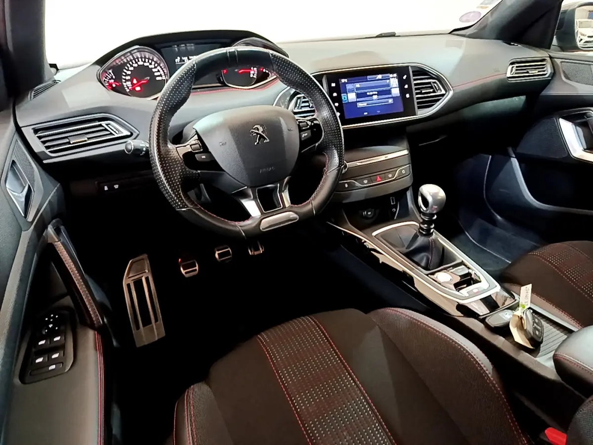 Intérieur de la Peugeot 308 GT Line 2016, vue côté conducteur, volant cuir, écran tactile 9,7 pouces et levier manuel.