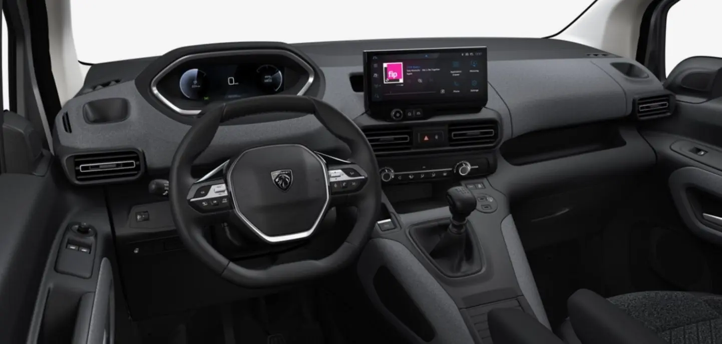 Vue intérieure du tableau de bord du Peugeot Rifter gris acier, avec volant multifonction et écran tactile central.