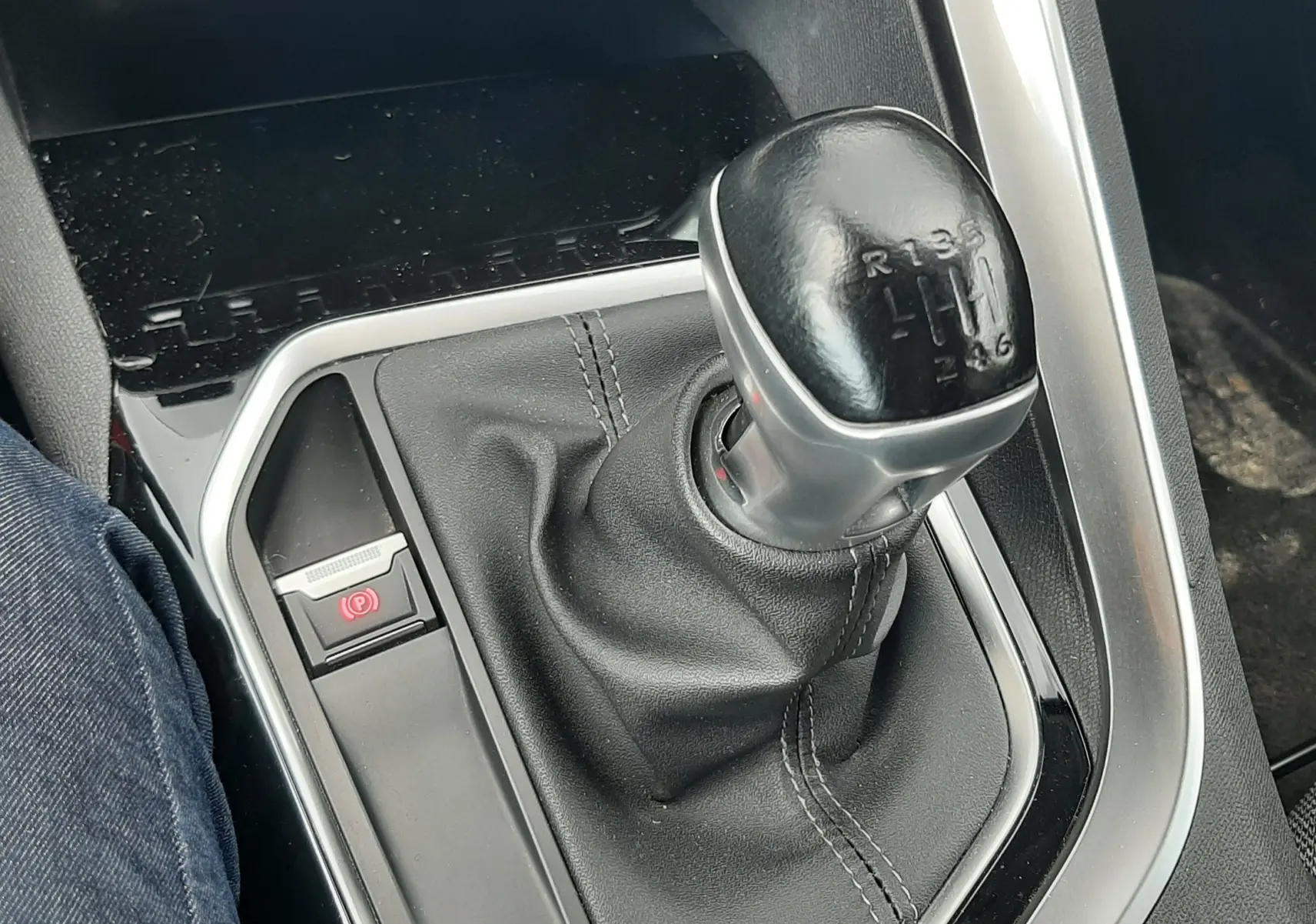 Le levier de vitesses manuel noir de la Peugeot 3008 2019, vu en gros plan depuis l'intérieur côté conducteur.