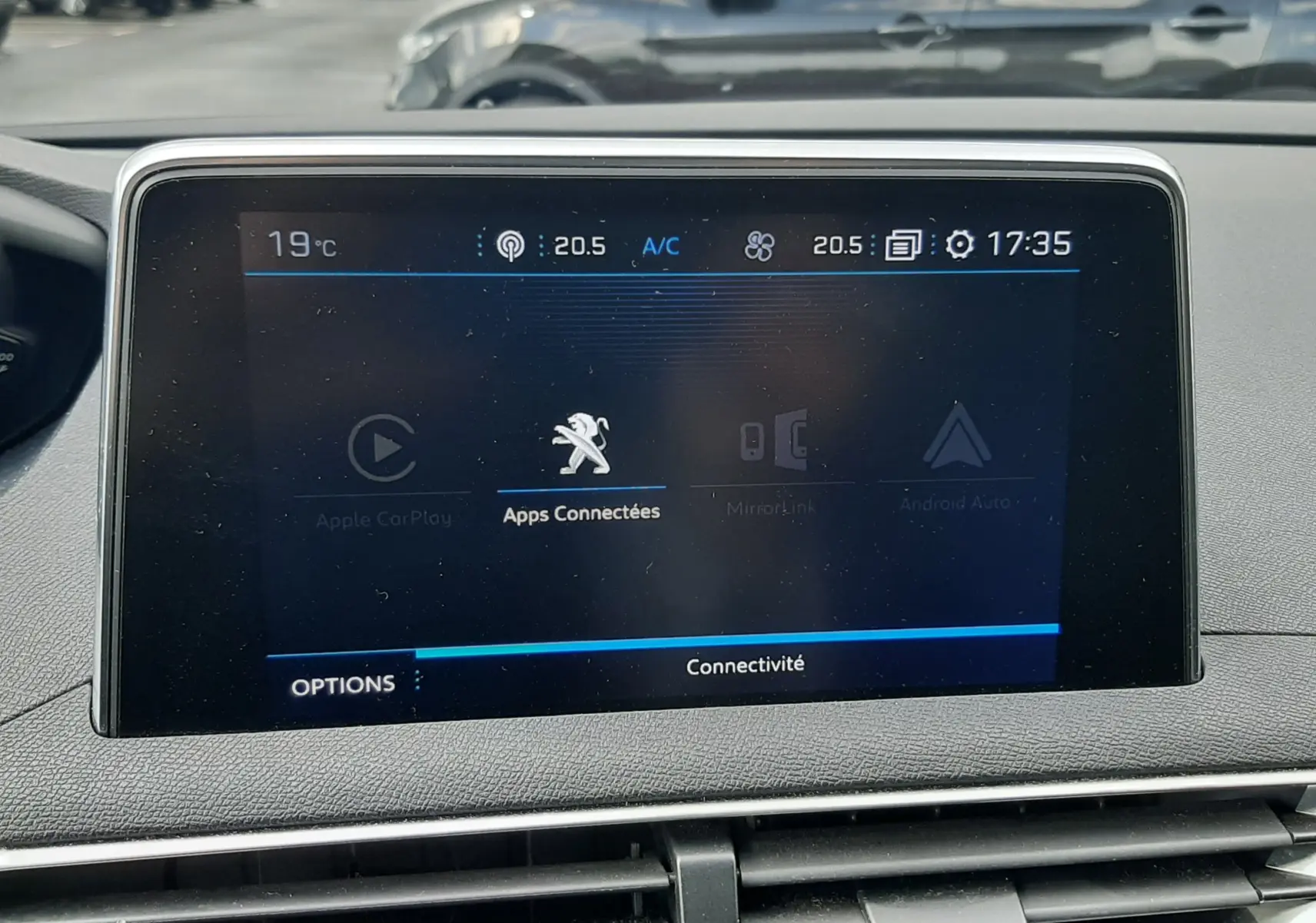 Écran central tactile du tableau de bord du Peugeot 3008 gris Amazonite, affichant les options de connectivité.