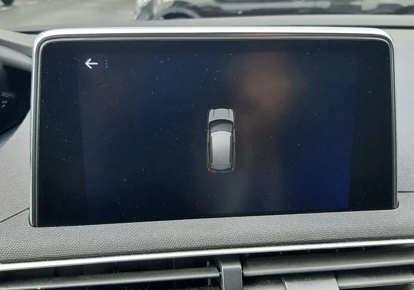 Écran central du Peugeot 3008 2019 montrant la vue aérienne du véhicule gris Amazonite en stationnement.