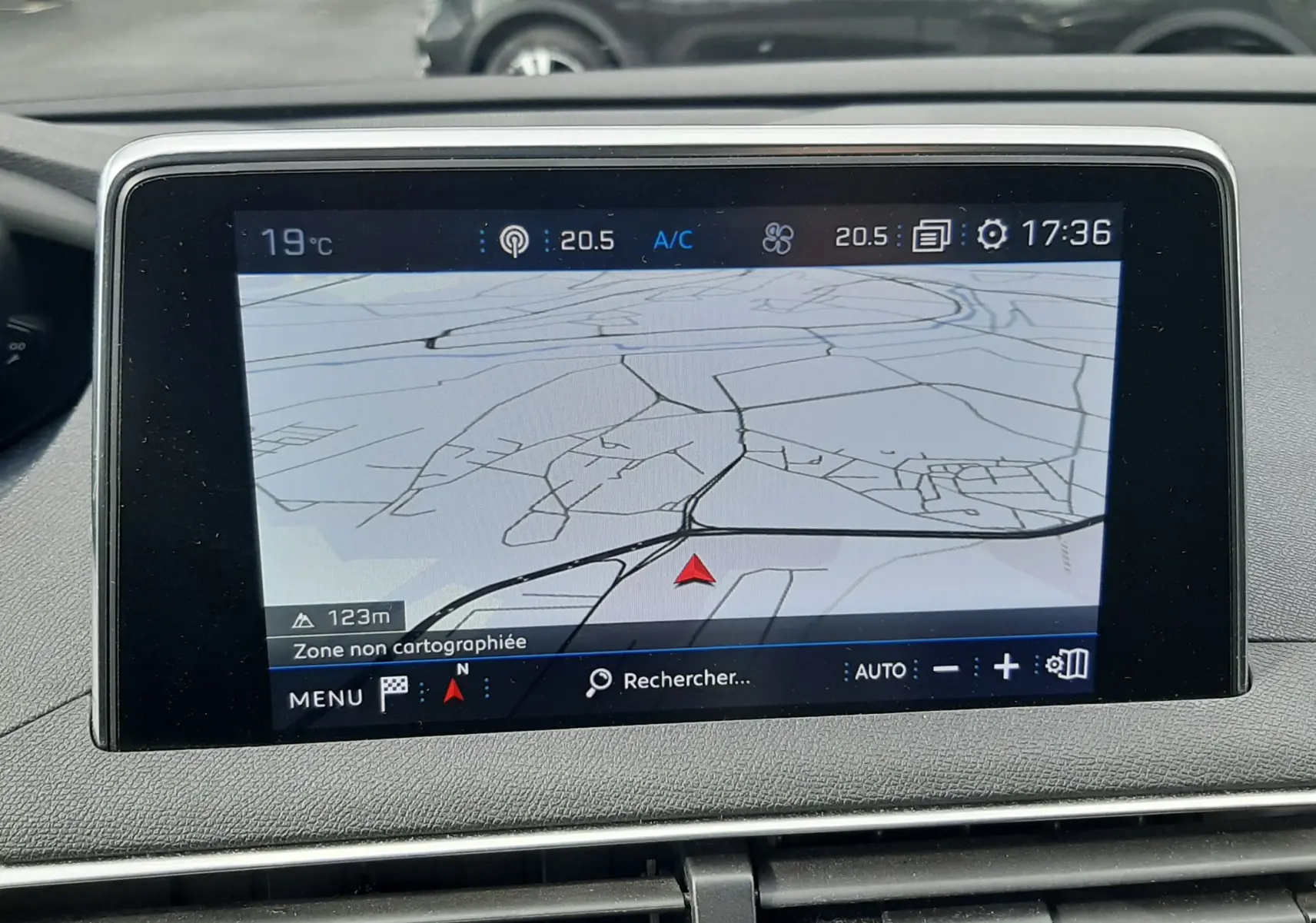 Vue intérieure centrée sur l'écran tactile du tableau de bord du Peugeot 3008 gris Amazonite, affichant la navigation GPS.