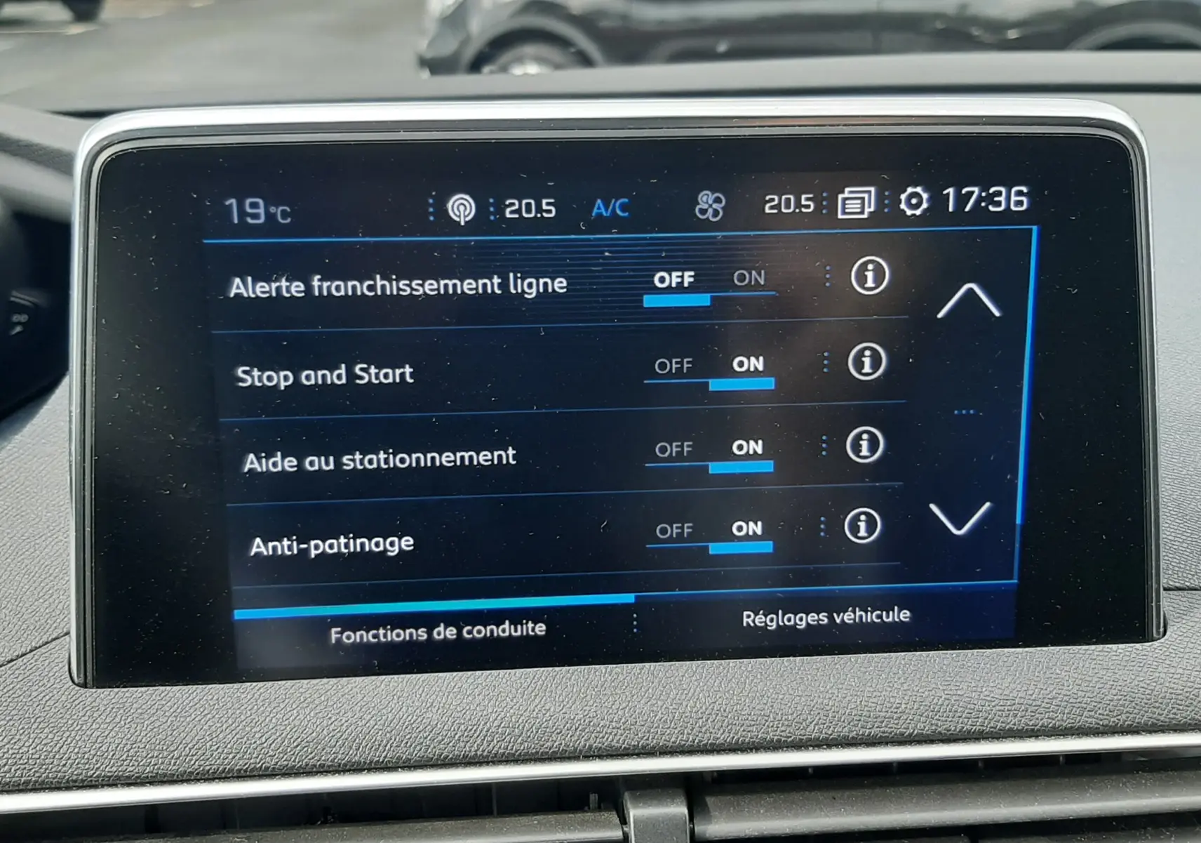 Écran tactile central du Peugeot 3008 gris Amazonite montrant les réglages d'aide à la conduite, vue intérieure frontale.