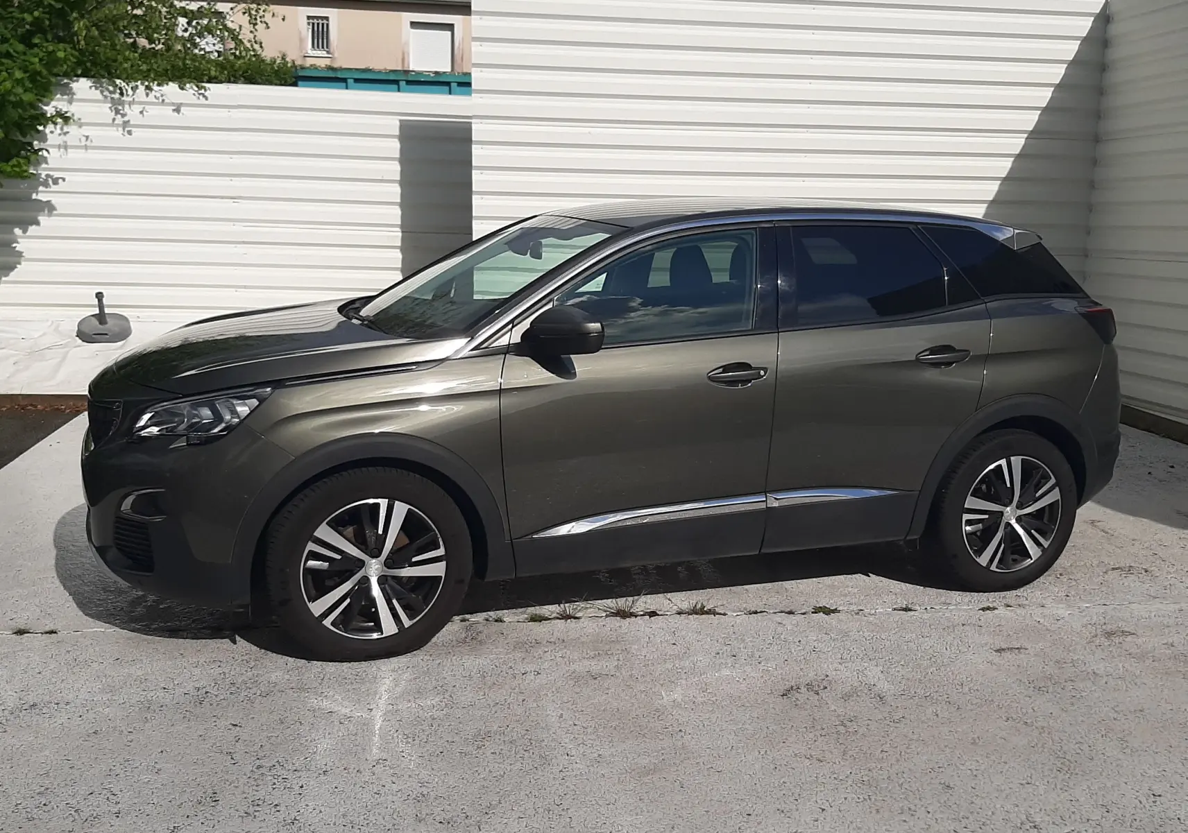 Peugeot 3008 gris Amazonite en vue latérale gauche, soulignant ses jantes alliage et lignes modernes.
