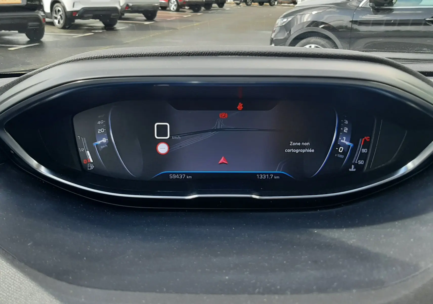 Vue rapprochée du tableau de bord numérique du Peugeot 3008 gris Amazonite, affichant la vitesse et la navigation.