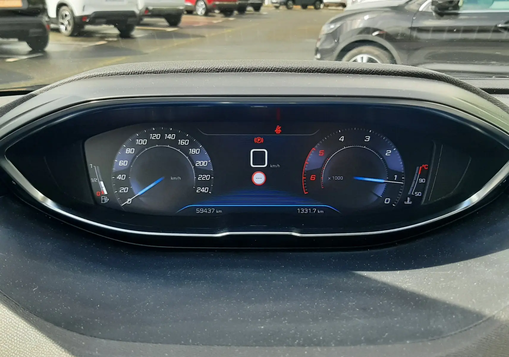 Vue du tableau de bord numérique du Peugeot 3008 gris Amazonite, affichant la vitesse à 0 km/h et le compte-tours.